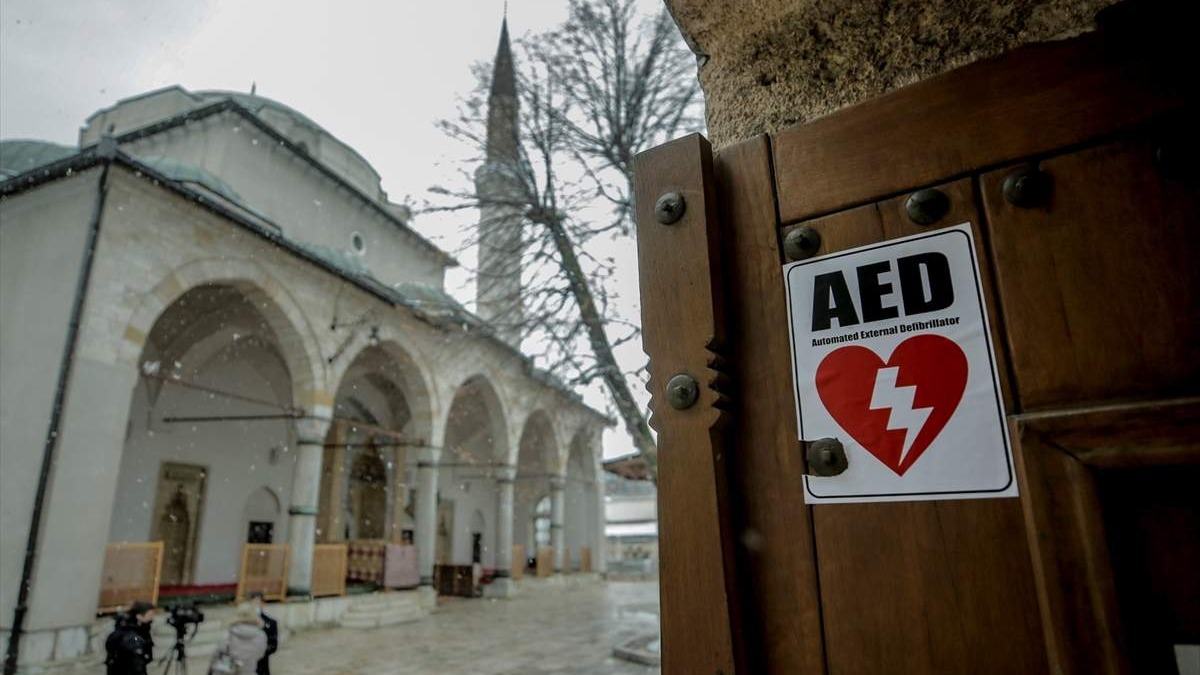 Sarajevo: U Gazi Husrev-begovoj džamiji instaliran AED u cilju unapređenja i očuvanja zdravlja građana