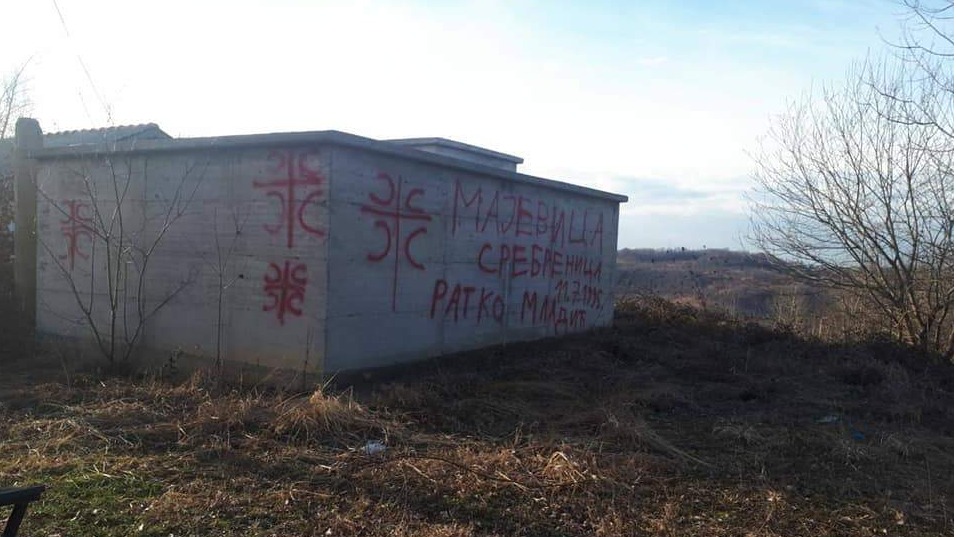 Skakovica, općina Sapna: Uvredljivi grafit koji veliča genocid i ratnog zločinca