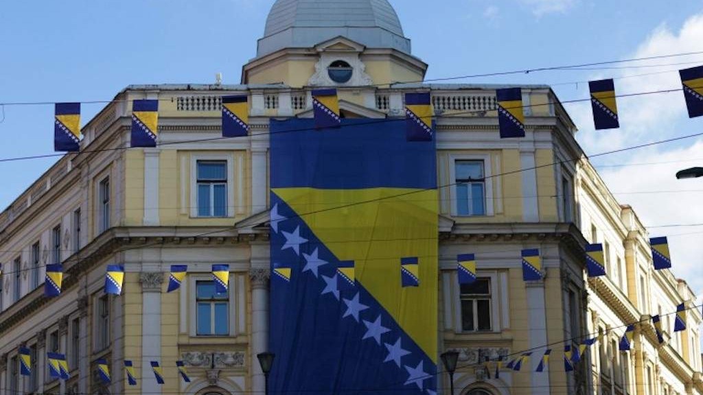 Na zgradi nove gradske uprave Sarajeva postavljena velika zastava uoči Dana nezavisnosti BiH