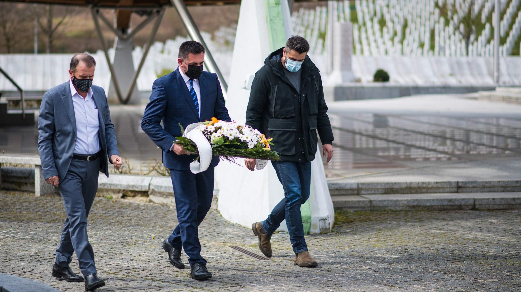 Ministar Ramić na obilježavanju godišnjice prve dženaze u Potočarima: Srebrenicu ne smijemo zaboraviti