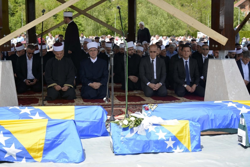 Bratunac: U najmanji kabur spušten tabut bebe Emire