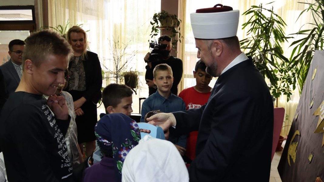 Muftija Dizdarević posjetio štićenike JU “Dom porodica” Zenica: Podijeljeni bajramski paketići