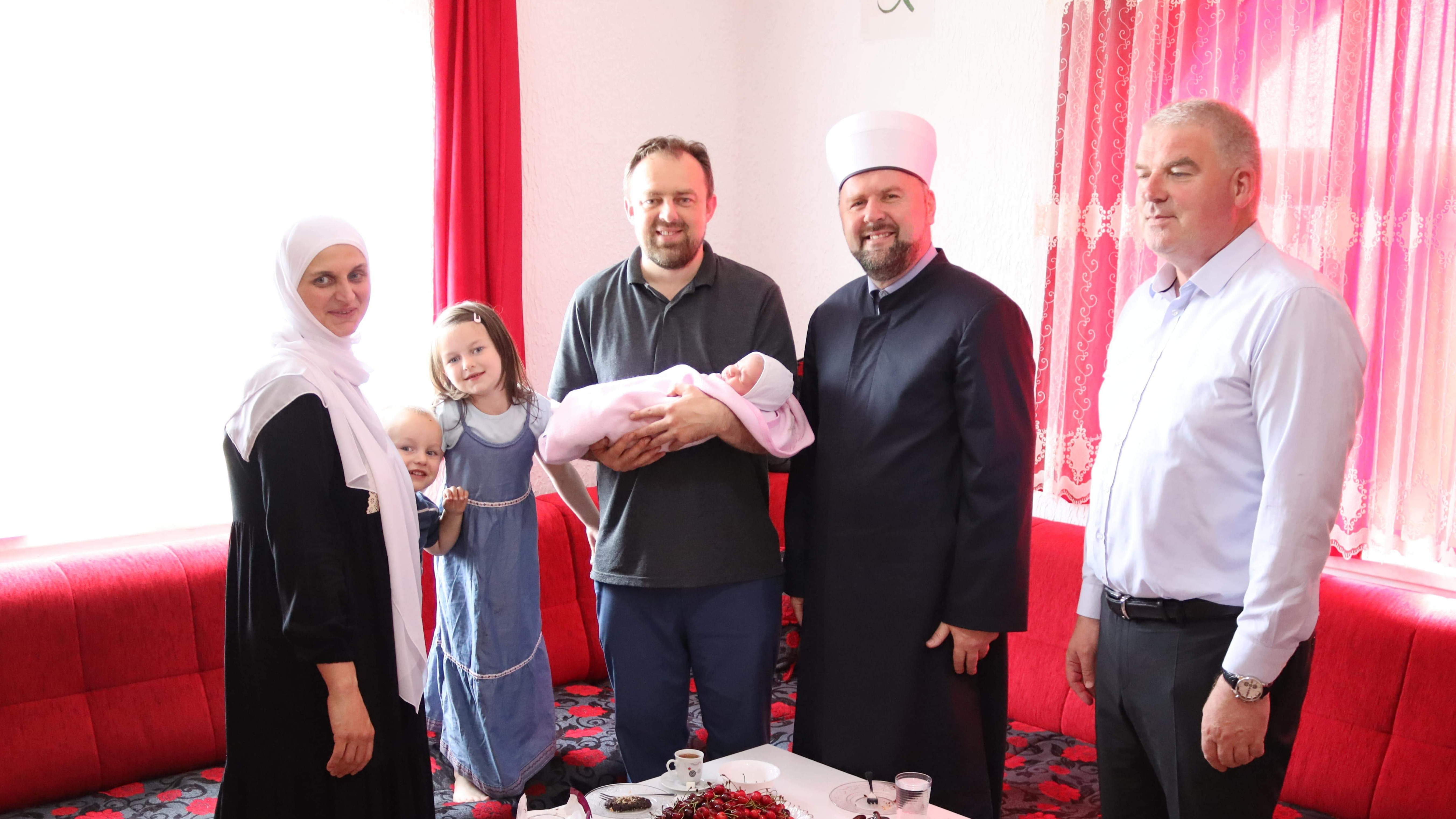 Muftija Dizdarević darovao osmo dijete porodice Mahalbašić