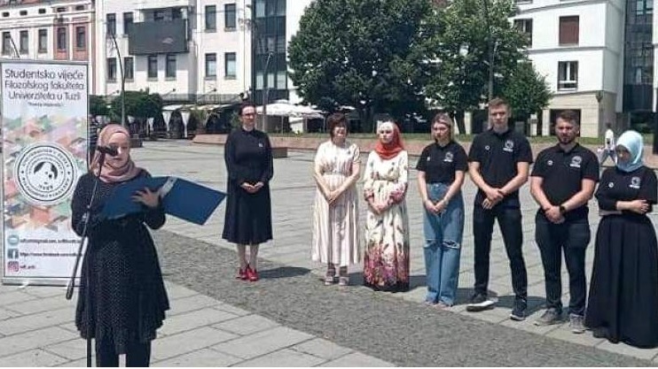 Studenti na Trgu slobode u Tuzli čitaju imena žrtava genocida u Srebrenici