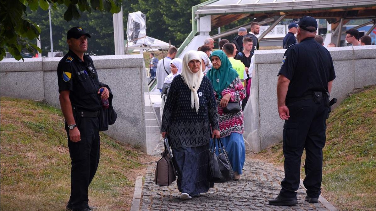 Potočari: Porodice od jutarnjih sati pristižu na dženazu žrtvama genocida