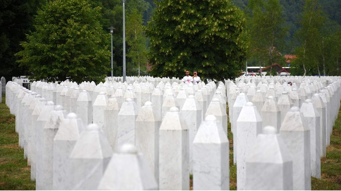 Potočari nakon dženaze: Bijeli nišani kao podsjetnik na strahote genocida