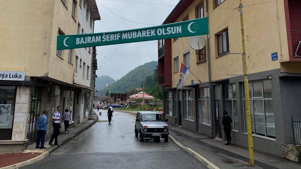 Načelnik Srebrenice naredio uklanjanje banera kojim se čestita Bajram: Nastavit ćemo borbu za svoja prava