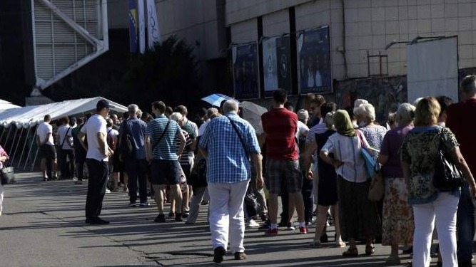 U Sarajevu počela masovna vakcinacija, dugi redovi građana