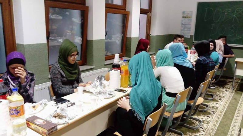 Gradačac: Omladinski iftar povodom  17. noći