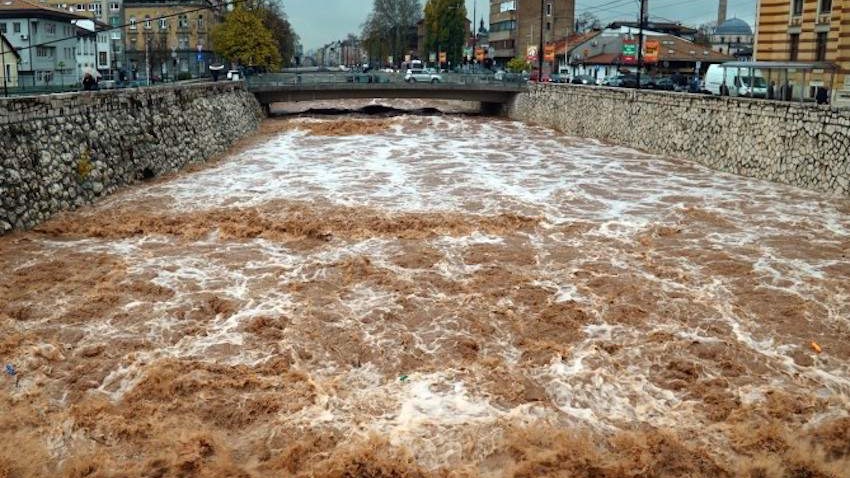 Nabujala Miljacka prijeti da se izlije iz korita, ugroženi mostovi 