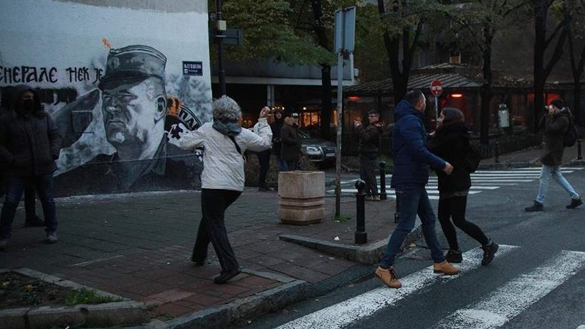 Beograd: Uhapšene aktivistkinje koje su jajima gađale mural ratnog zločinca Ratka Mladića