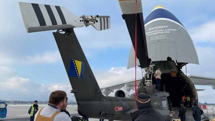 Helikopteri Huey II za OSBiH dopremljeni na sarajevski aerodrom