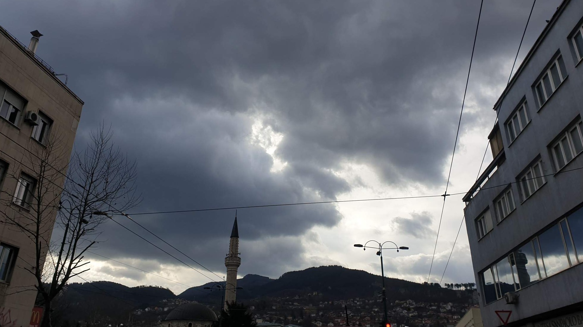 BiH: Zbog jakih udara vjetra na snazi meteoalarm u cijeloj zemlji, upozoreno i na opasnost rušenja stabala