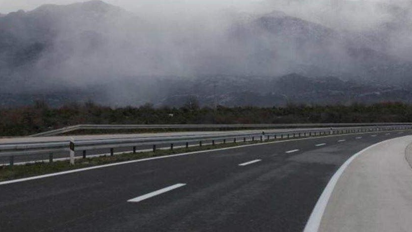 BIHAMK - Na putevima u BiH saobraća se po mokrim i klizavim kolovozima