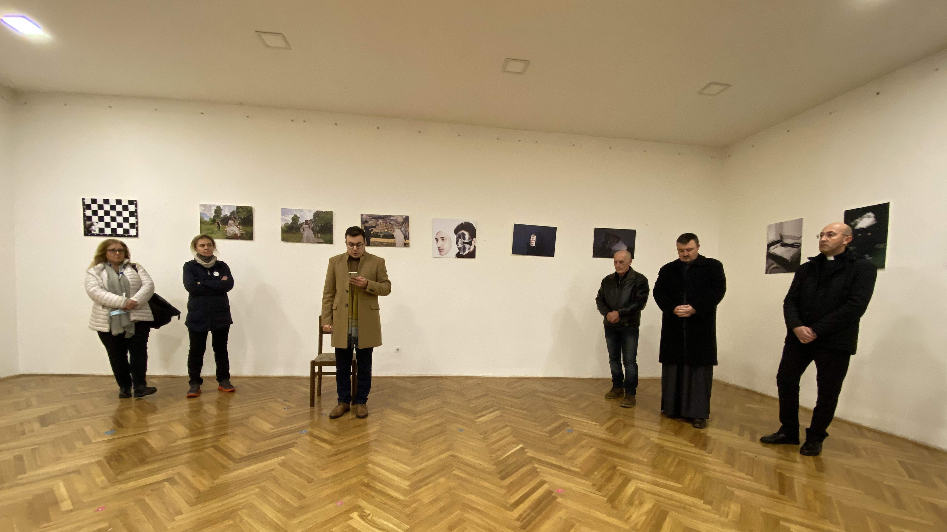 OMS Zenica: Otvorena izložba “Zašto ljudi mrze?”