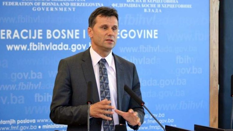 Premijer Novalić zatražio hitno usvajanje zakona o podršci porodicama s djecom