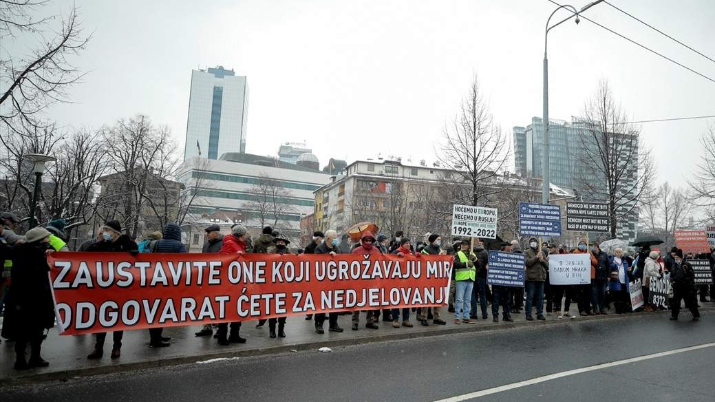 Na protestima u Sarajevu okupilo se nekoliko stotina građana: Negiranje genocida nije sloboda govora