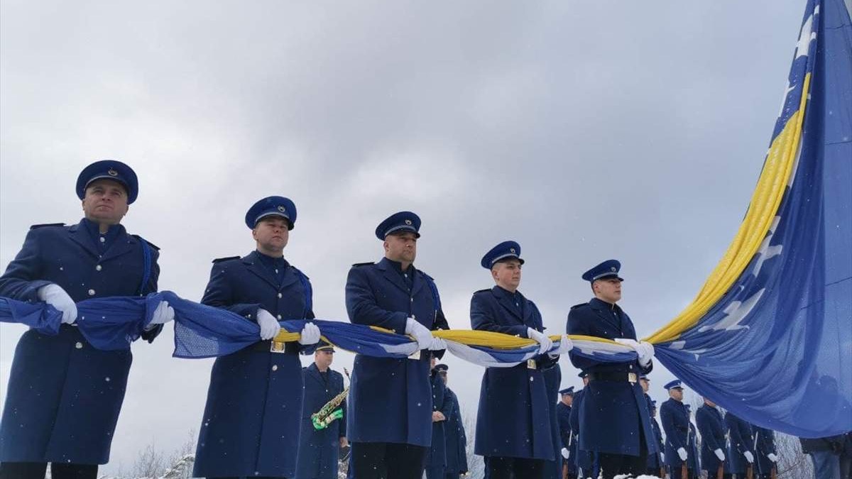 Podizanjem zastave na brdu Hum u Sarajevu obilježen je Dan nezavisnosti Bosne i Hercegovine