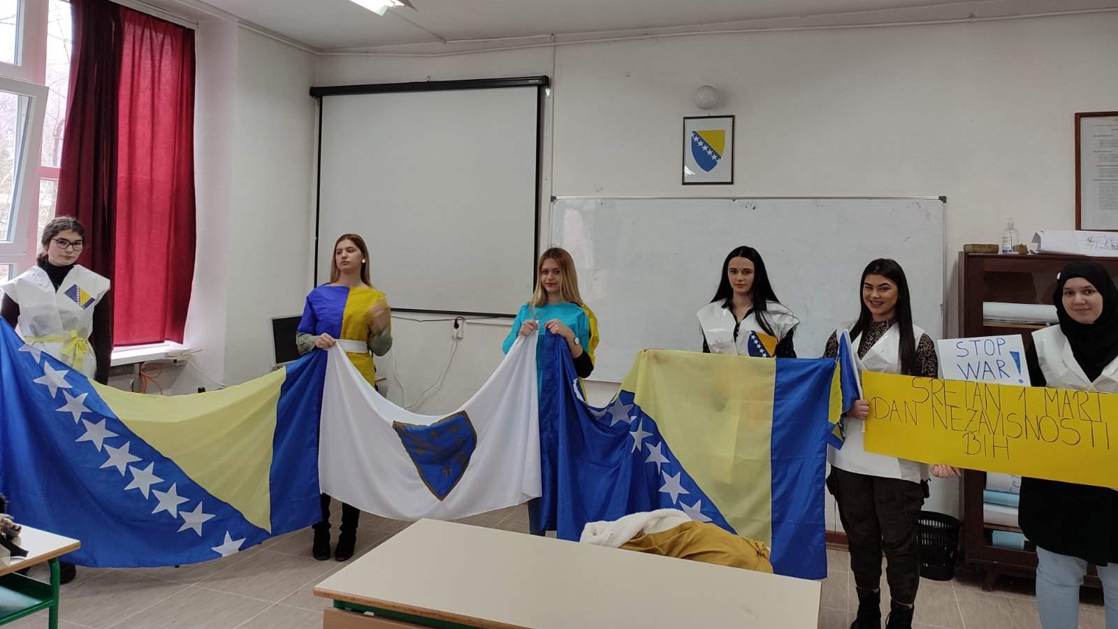 Tuzla: Učenici šili zastavu Bosne i Hercegovine 