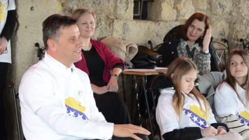 Premijer Novalić sa školarcima iz Gradačca razgovarao na kuli Husein kapetana Gradaščevića 
