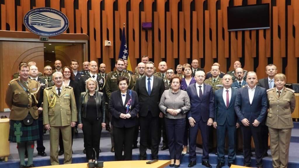 Članovi zajedničke komisije za odbranu i sigurnost Bosne i Hercegovine s članovima vojno-diplomatskog kora