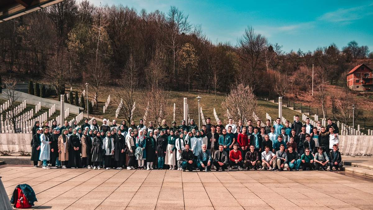 Tradicionalna posjeta Potočarima učenika Gazi Husrev-begove medrese 