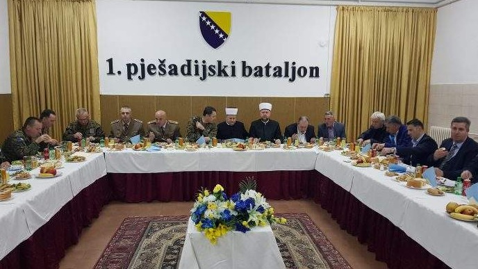 Iftar u kasarni „7. muslimanske brigade“ u Zenici