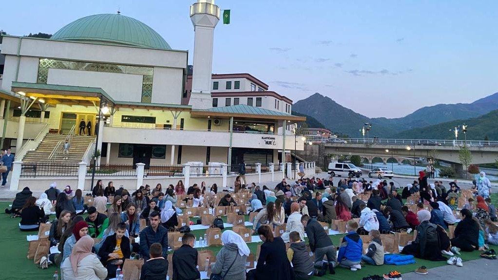 Omladinski iftar u Konjicu, prisustvovalo oko 500 mladih