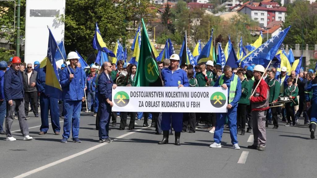 Nekoliko stotina rudara na prvomajskom protestu u Sarajevu, zatražili dostojanstven kolektivni ugovor