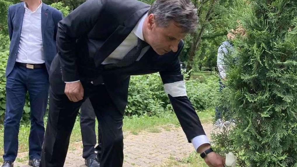 Novalić: Niko nikome ne može zabraniti da danas nosi ovu bijelu traku