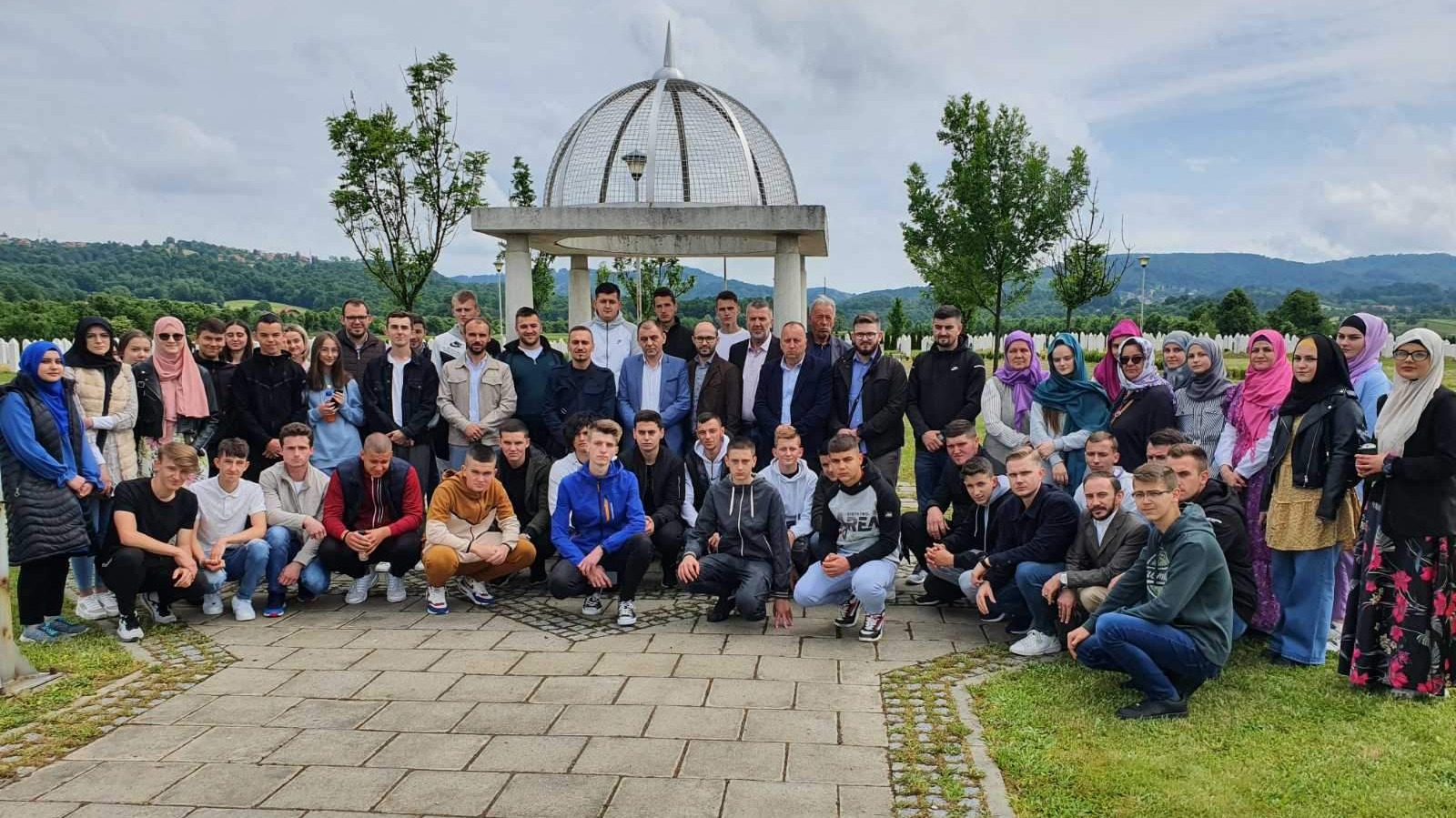 Edukativna ekskurzija Mreže mladih Muftijstva tuzlanskog: Obilazak masovnih grobnica u Zvorniku