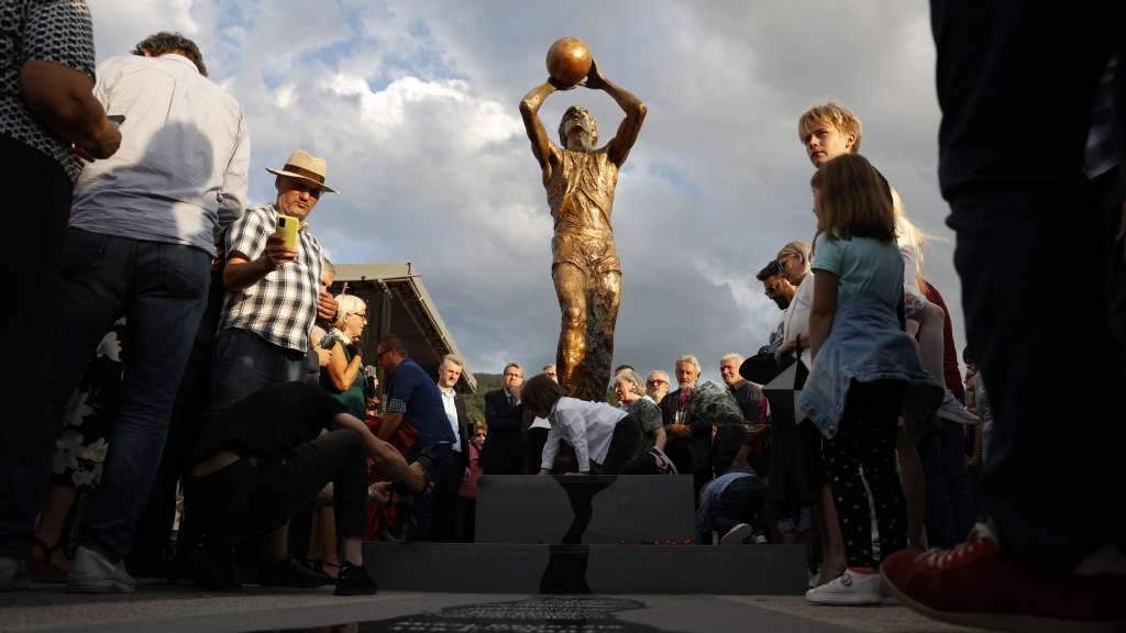 U Sarajevu otkriven spomenik Mirzi Delibašiću, najboljem bh. sportisti svih vremena