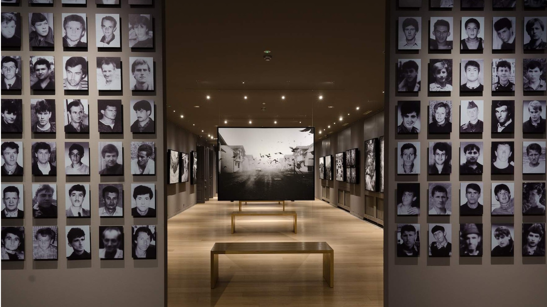 Galerija 11/7/95 svaki dan čuva sjećanje na genocid u Srebrenici i 8.327 ubijenih Bošnjaka