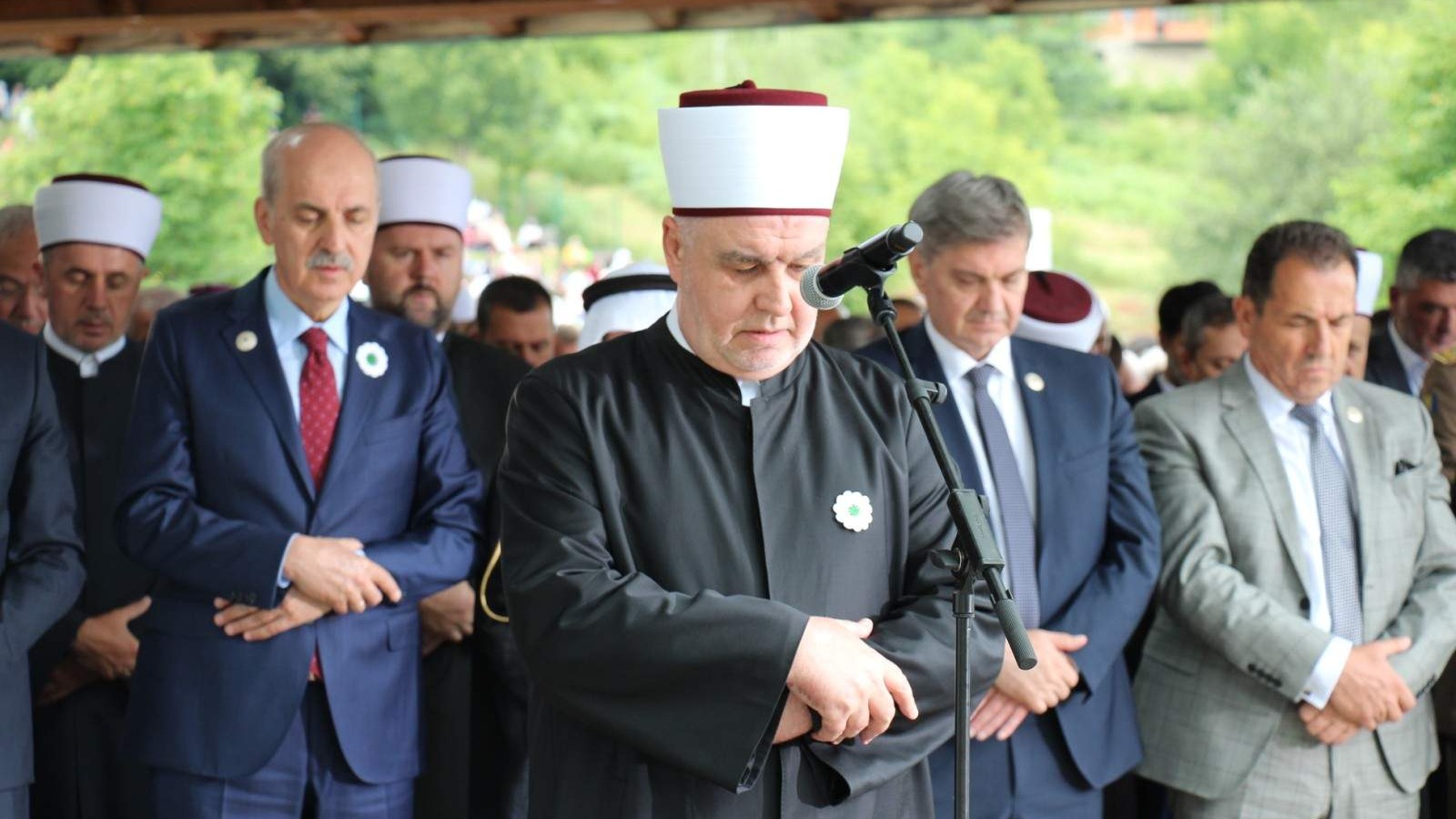 Potočari: Klanjana dženaza i obavljen ukop 50 žrtava genocida (VIDEO)