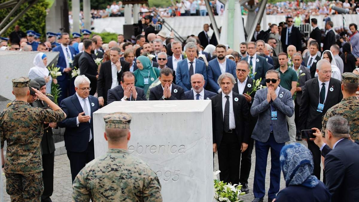 Brojne delegacije iz BiH, Evrope i svijeta položile cvijeće i odale počast žrtvama genocida u Srebrenici