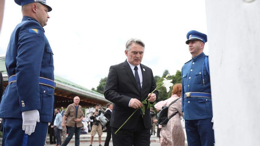 Komšić: Slušajmo i poklonimo se bolu onih koji su preživjeli genocid