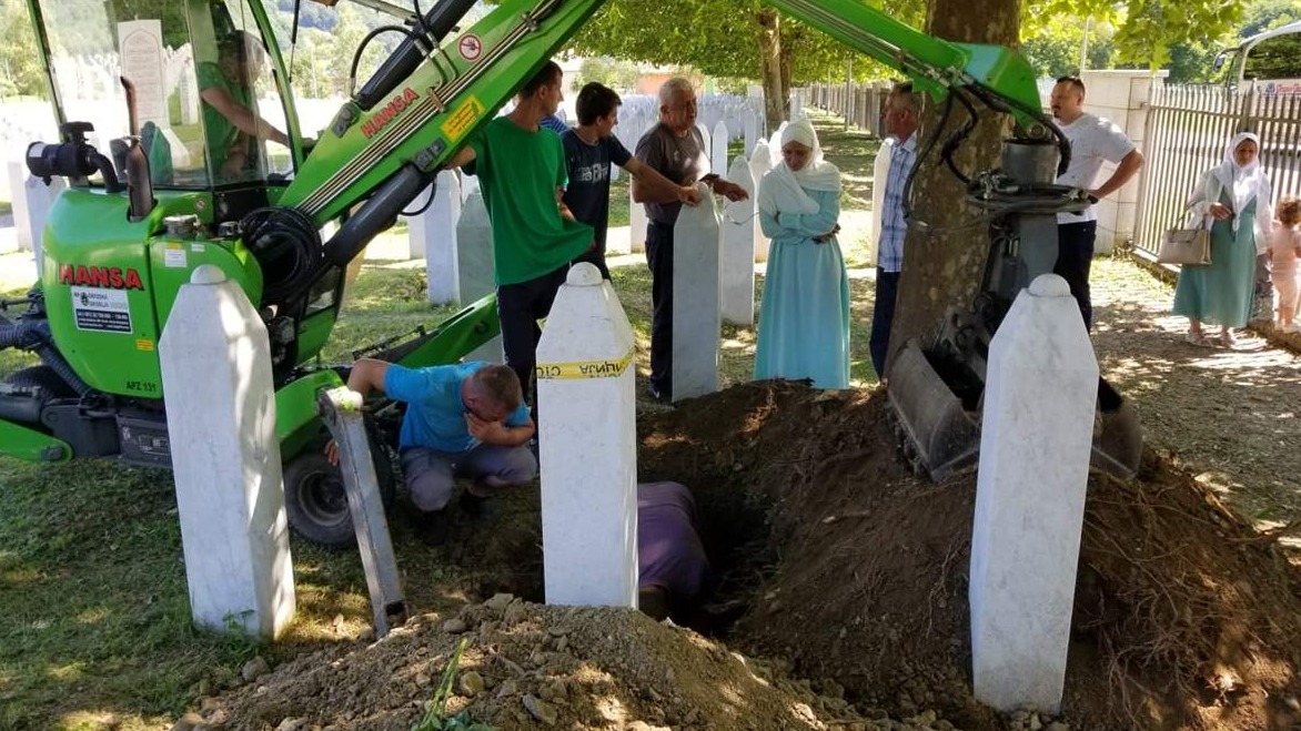 Potočari: Niko ne zna koliko puta će se morati otvarati mezari radi kompletiranja tijela žrtava genocida