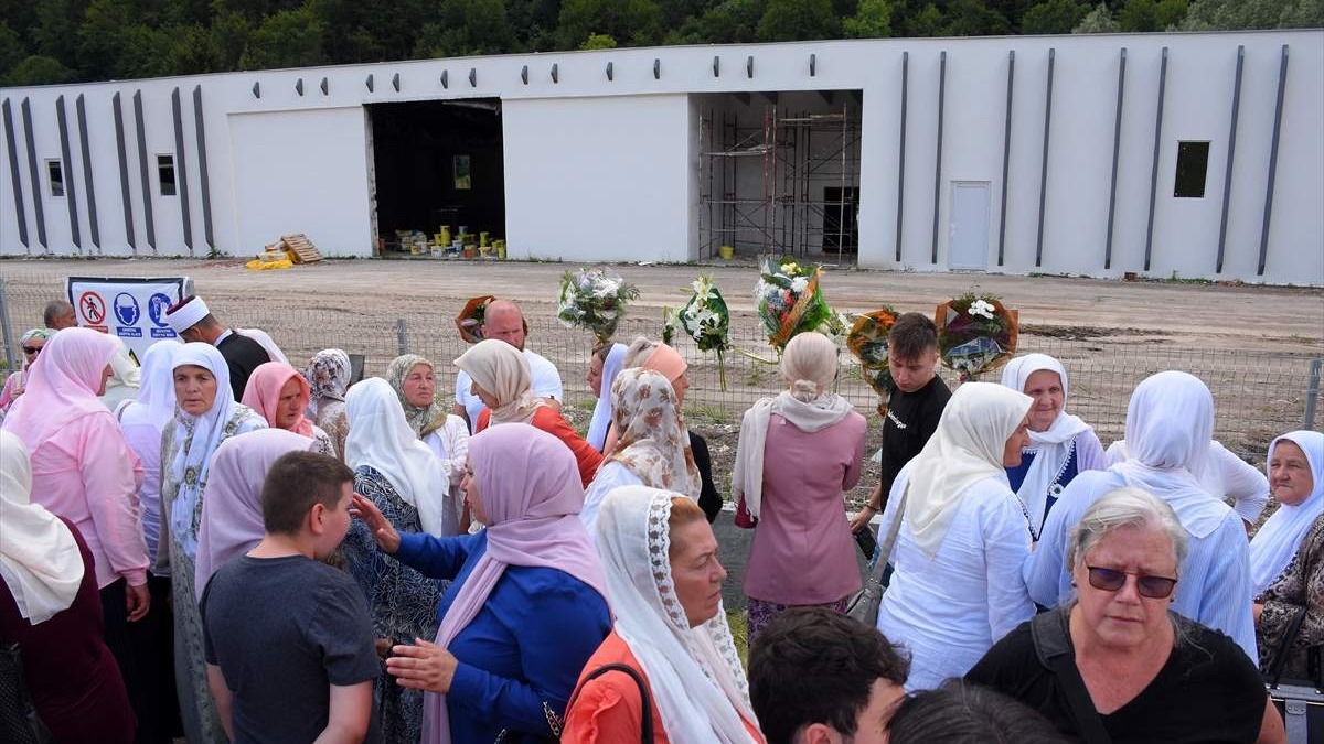 Preživjele žrtve genocida obišle mjesta masovnih egzekucija Bošnjaka: Majke dočekala zaključana kapija nekadašnje Zemljoradničke zadruge u Kravici