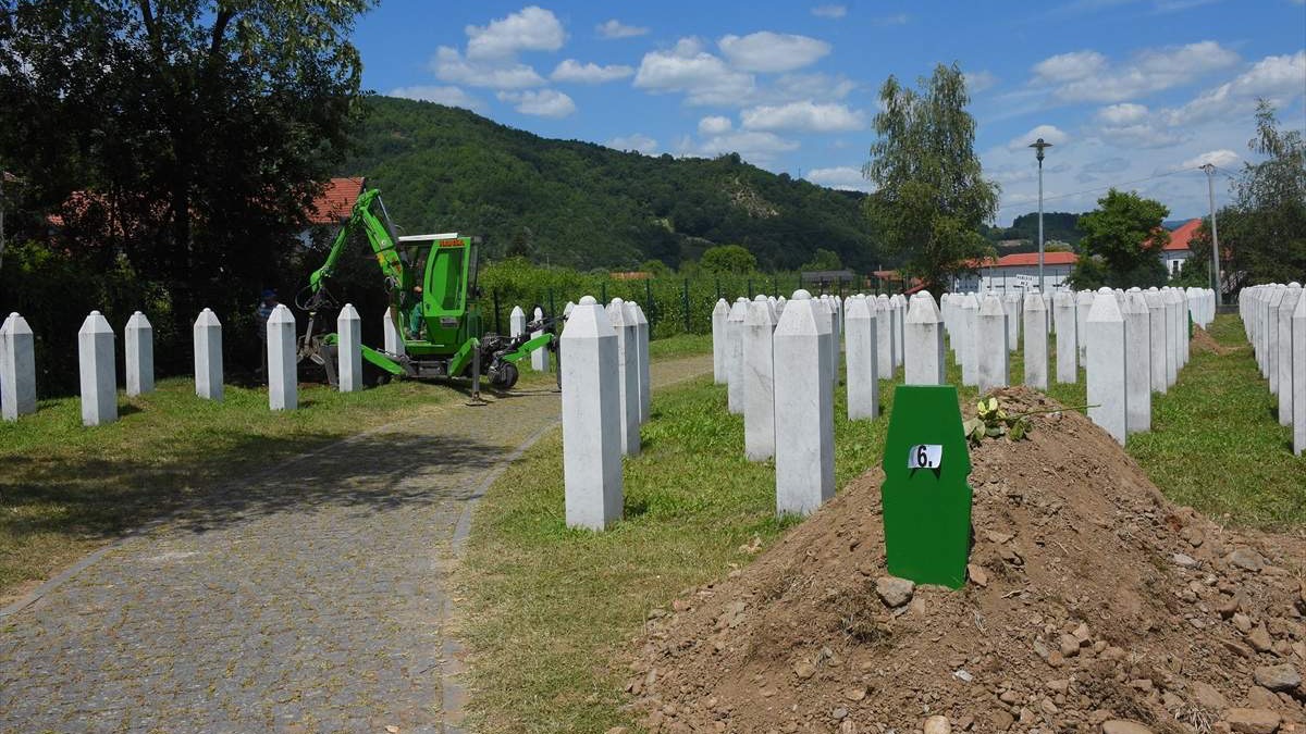 U mezarju Memorijalnog centra Srebrenica - Potočari nastavljena reekshumacija posmrtnih ostataka