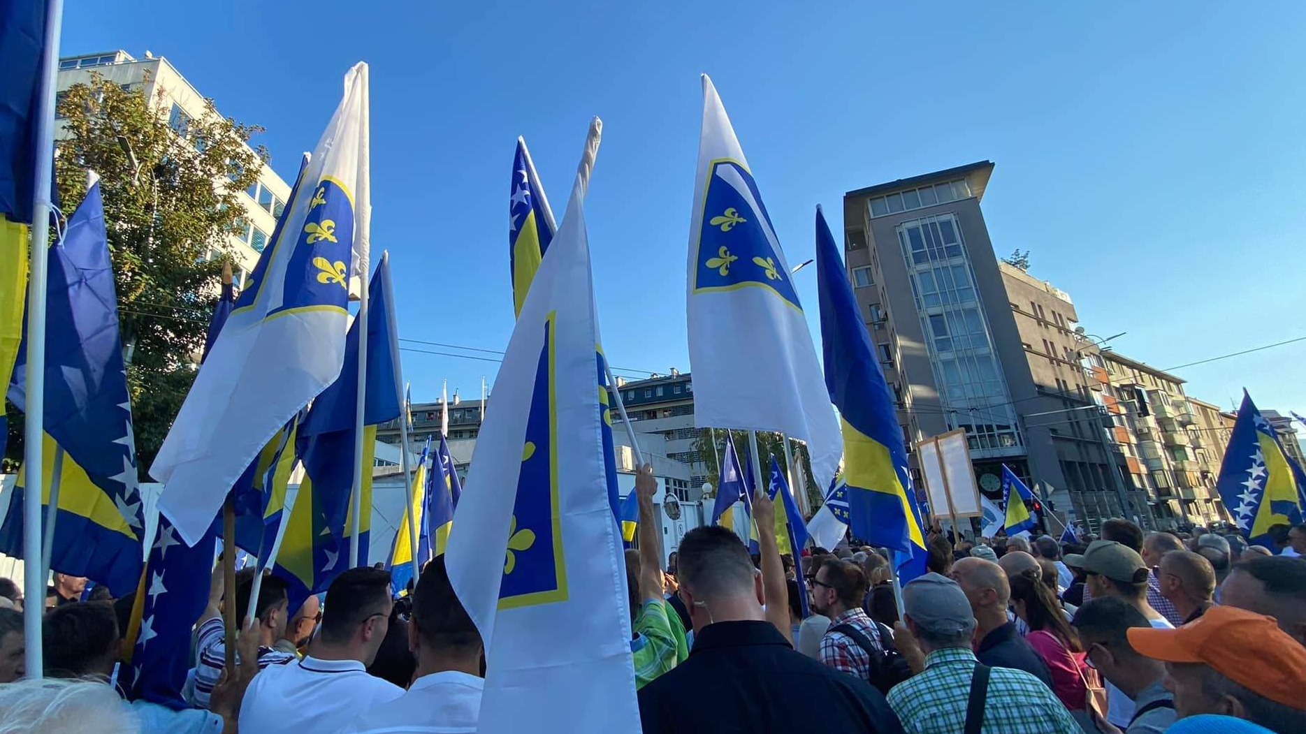 Građani se okupljaju na protestu ispred OHR-a