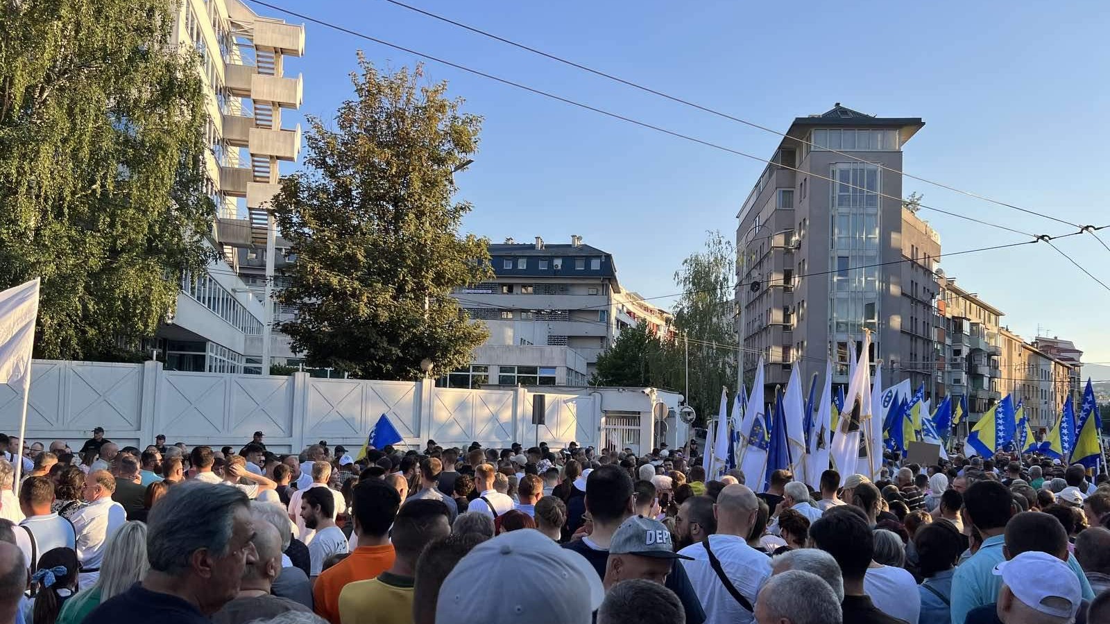 Nekoliko hiljada građana na protestu ispred zgrade OHR-a (VIDEO)