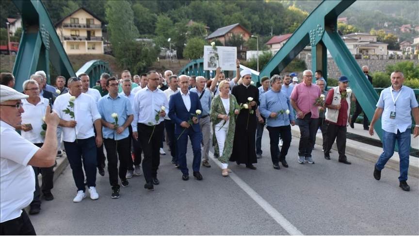 Stotine ruža pušteno niz Drinu povodom godišnjice zločina nad Bošnjacima u Foči