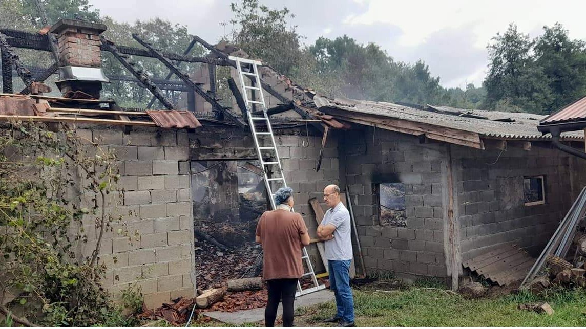 Salkić posjetio farmu "Pileti" koju je zahvatio požar: Podrška vlasnicima farme 