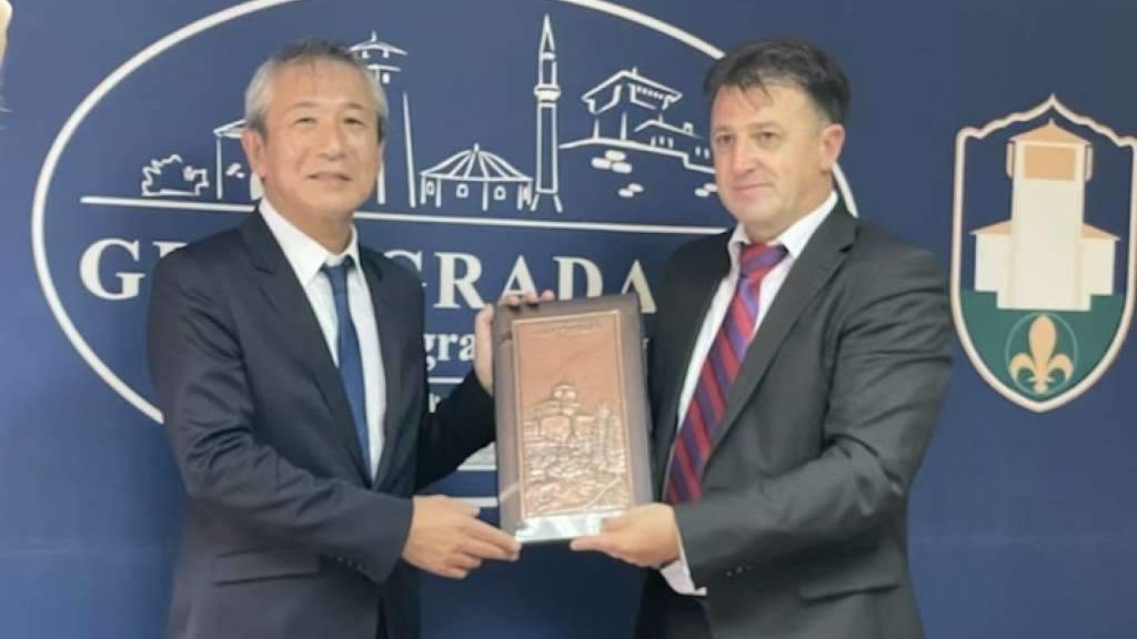 Ambasador Japana u BiH Makoto Ito posjetio Gradačac, uručena pomoć za Dom zdravlja