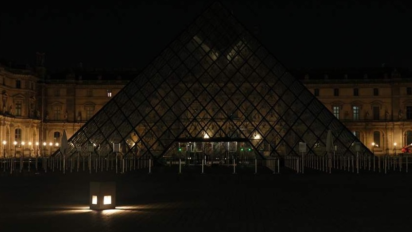 Pariz: Svjetla piramide muzeja Louvre ugašena ranije zbog štednje energije