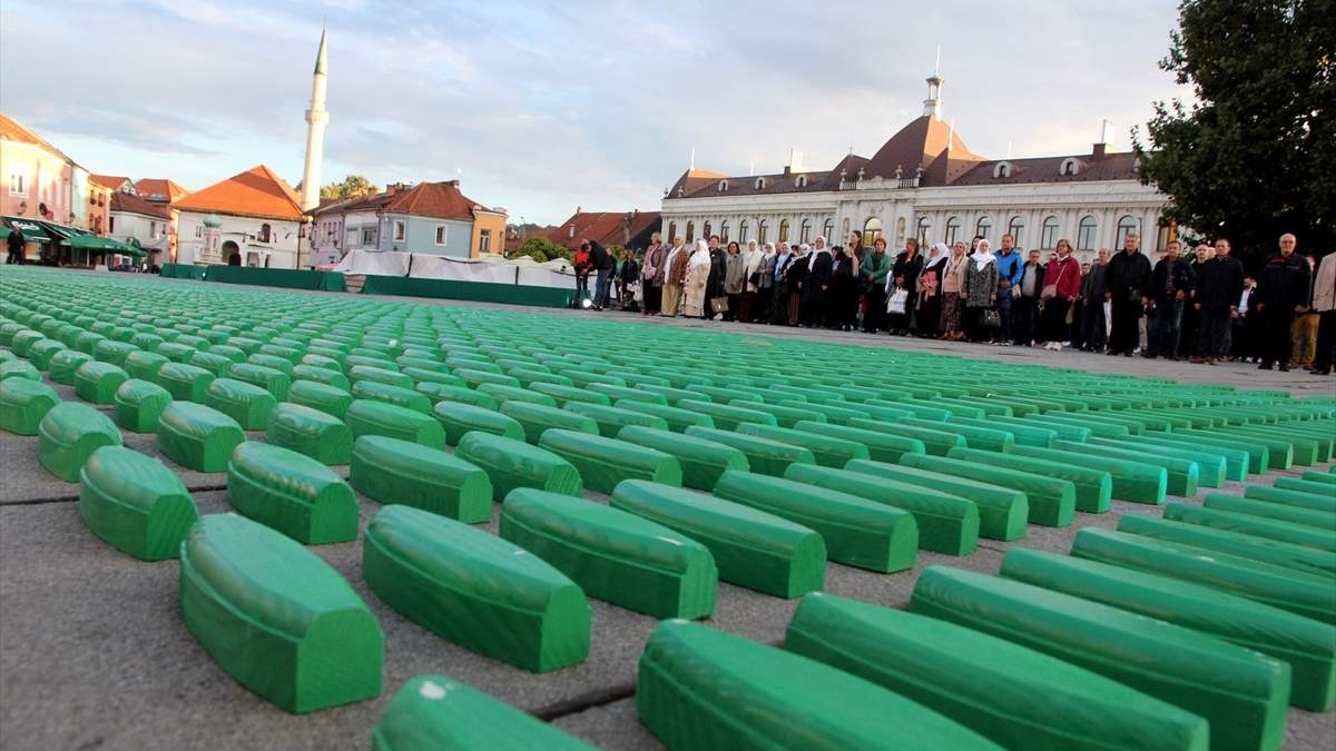 Performans "Cvijet istine i nade" u Tuzli: Pričati o Srebrenici i mimo 11. dana u mjesecu