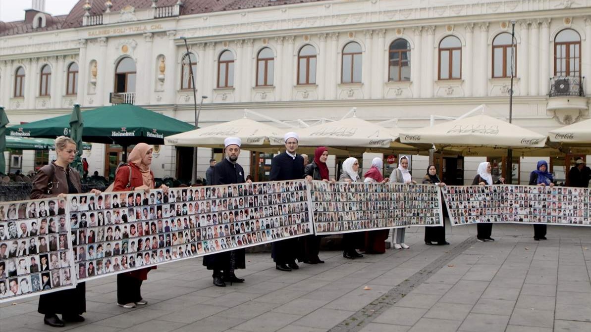 Mirni protesti u Tuzli: Okupljat ćemo se sve dok ne pronađemo i posljednju koščicu žrtava genocida u Srebrenici