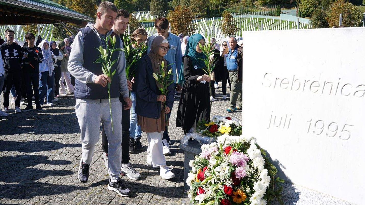 Konvoj mladih Bošnjaka i njihovih prijatelja iz Hrvatske posjetili MC Srebrenica: Da se nikad ne zaboravi