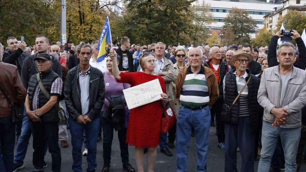 Počeli protesti ispred OHR-a, više stotina ljudi negoduje zbog odluka Schmidta