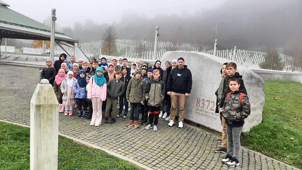 Mekteblije Zaseoka posjetili šehitluke u džematu i Potočarima